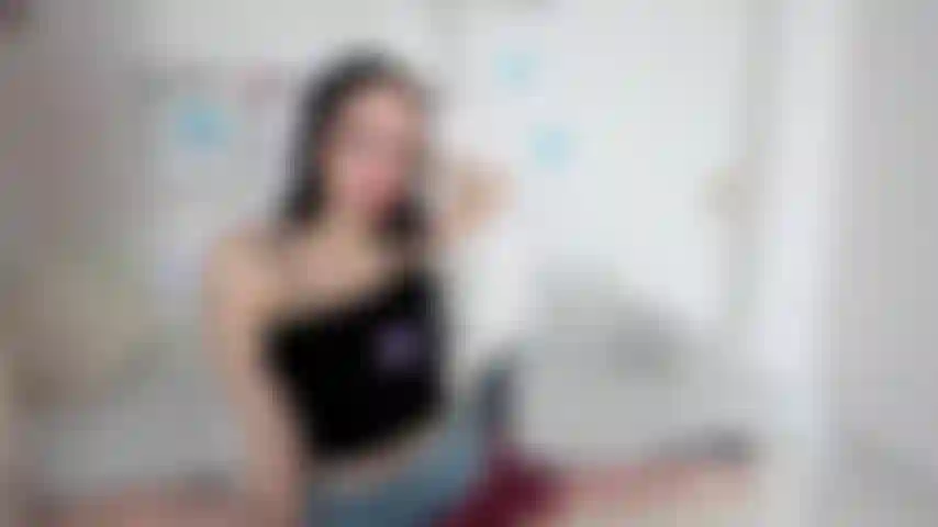 Un strip-tease sexy. Gémissant. Le corps nu.