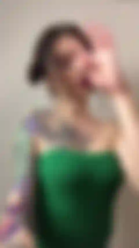 Je touche ma poitrine.