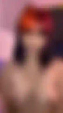 Seins rebondis, au ralenti.