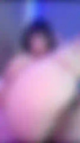 Trop excitée, caresse ma chatte.