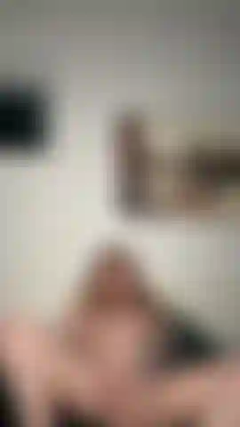 Rembourrage de culotte & jouissance avec le wand hitachi ! Je retire ma jolie culotte en dentelle, je la fourre dans ma petite chatte bien serrée et j'utilise mon wand jusqu'à ce que je jouisse tellement fort ! Imagine à quoi elles sentent pendant que tu te branles sur cette vidéo ;).