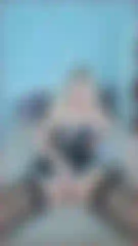 Je chevauche un gros gode, une chatte rose si humide.