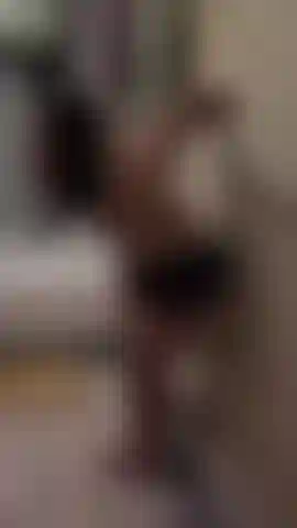 Lutte contre le bondage avec corde murale dans la salle de bain.