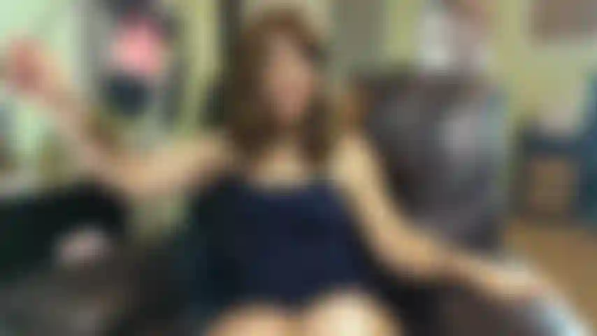 Linzy19 allongée sur le côté montrant les pieds et le trou du cul.