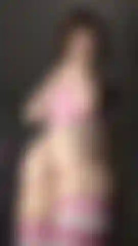 Une salope rose avec une bite au goût de bonbon.