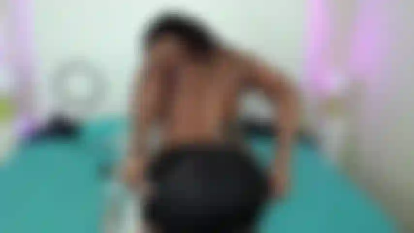 Je donne une fessée au cul et je baise la chatte.