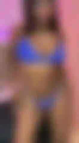 Je fais du striptease et je joue au domi.