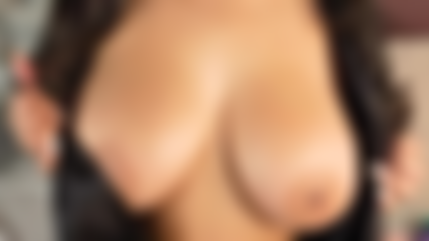 Je fais rebondir mes gros seins.