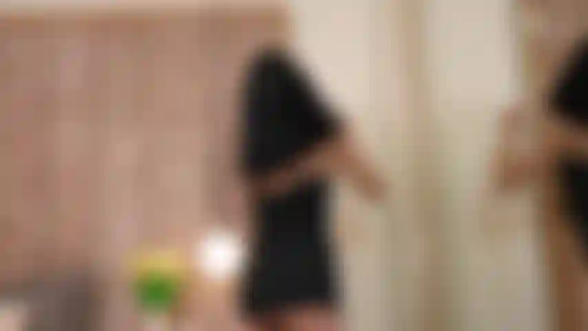 Ta mauvaise fille sait exactement comment bouger pour éveiller le désir dans ton corps.