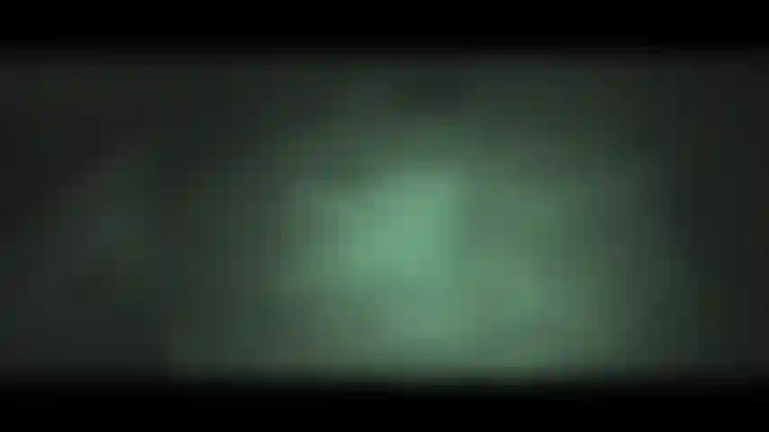 Prise dans le jeu de chatte sombre.