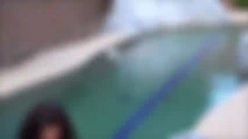 Regarde-moi dans mon jardin au bord de la piscine - le soleil me donne tellement chaud que j'avais besoin de jouer avec ma chatte - je suis tellement exhibitionniste !