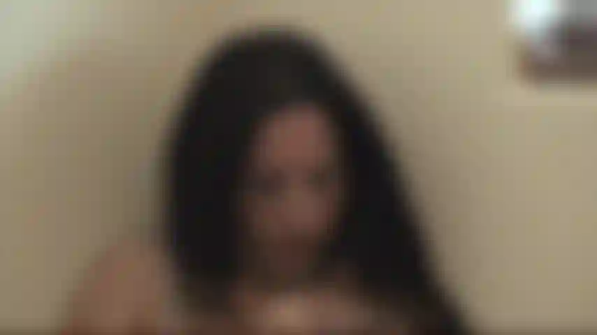 Lors d'une journée portes ouvertes, j'ai décidé de simplement relever ma robe et de jouer avec ma chatte dans le loft pendant que l'agent immobilier était en bas. Le frisson de me faire prendre m'excite tellement que j'ai un énorme orgasme.