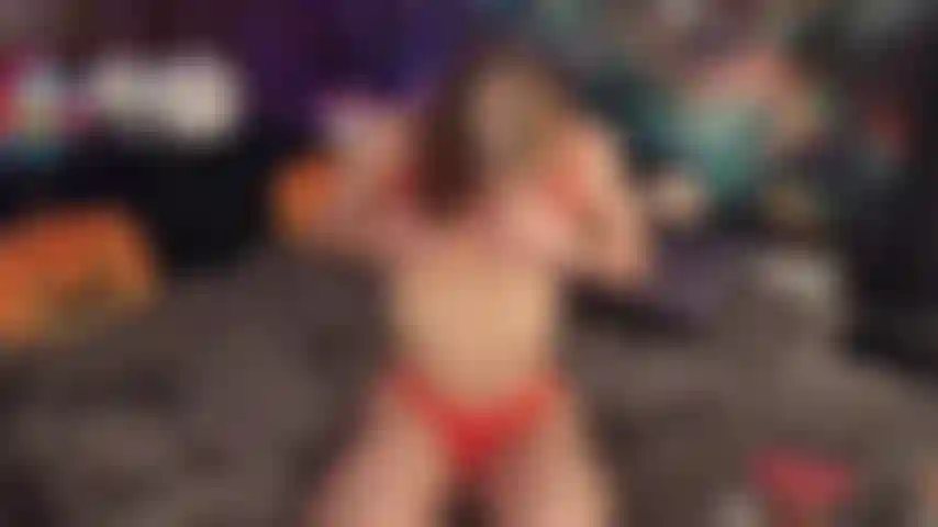 Je me mets 2 godes dans la chatte en même temps ! Regarde à quel point je peux étirer mon trou !