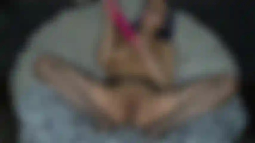 J'éjacule avec mes jambes derrière la tête en utilisant mon jouet de 12 pouces !