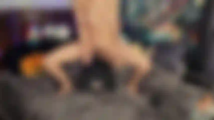 Je regarde mes seins rebondir pendant que je monte sur ma selle. J'arrive à peine à tenir quand je commence à jouir !