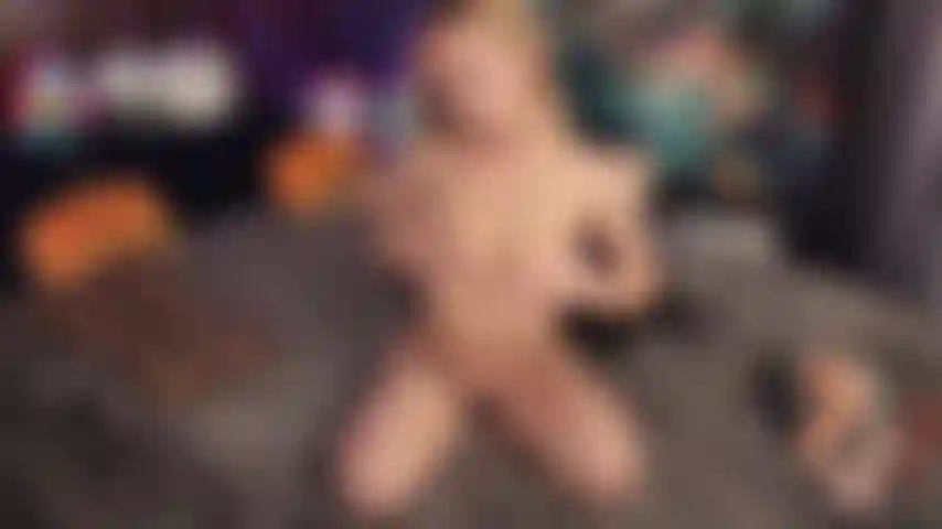 Les énormes bites me font gicler surtout quand mes jambes sont derrière ma tête.!