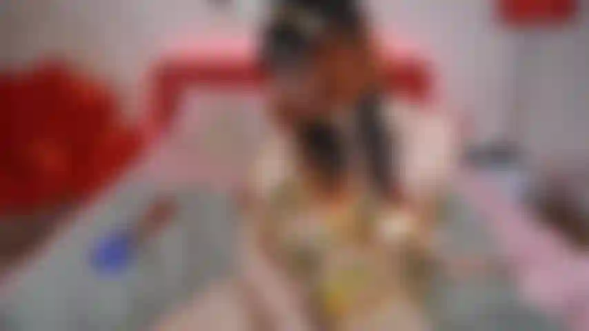 Je suce un gode et je taquine en gorge profonde.