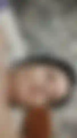 Chatte poilue avec du sperme sur le clitoris.