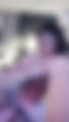 Gode et vibromasseur dans une chatte poilue et un vibromasseur sur le clitoris 2.