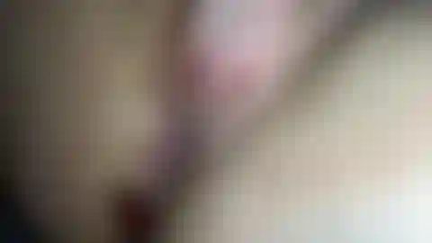 La chatte fraîchement rasée reçoit un plug anal en forme de tarte à la crème.