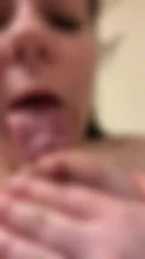 Je me lèche les tétons.