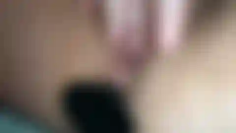 Mon plus gros plug anal fait couler ma chatte.