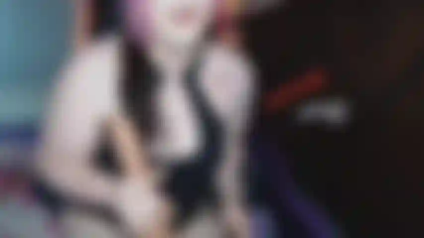 Pussy joue avec une petite sissification de bite.