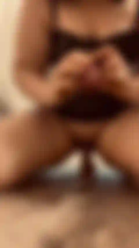 Monter ce gros gode me fait gicler et crier de bonheur.