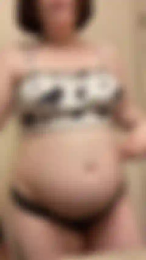 26 Enceinte de plusieurs semaines, ventre et sein huilés en