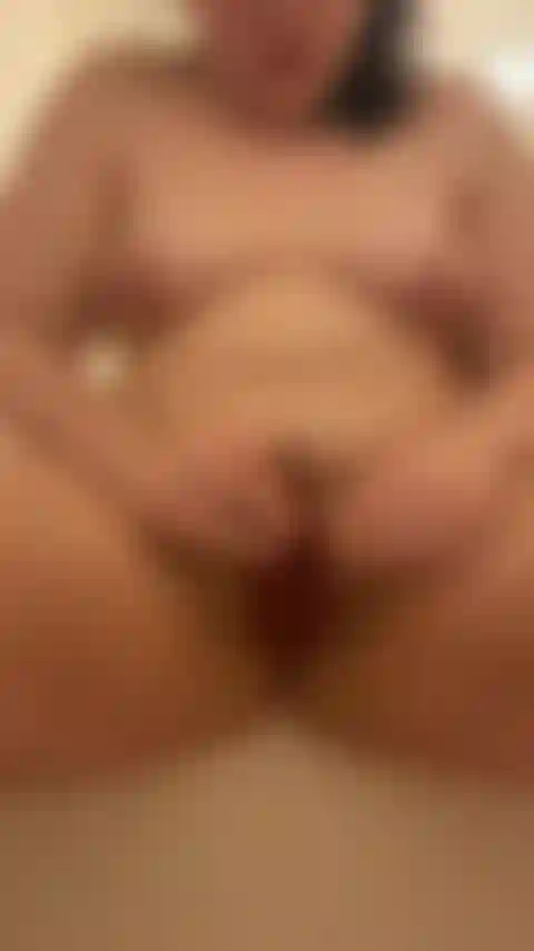 Chut tranquillement éjacule pendant que son mari dort (n'essayant pas d'être mignonne juste en train de jouir).