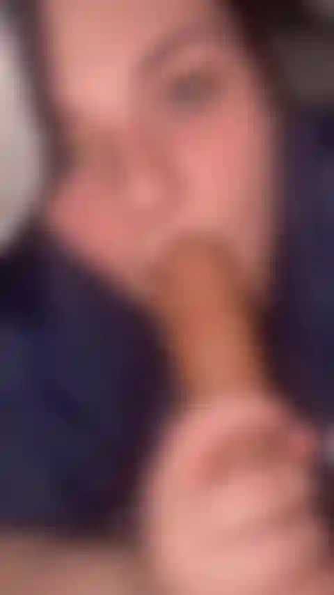 Je te fais une pipe sous la couverture pour qu'on ne se fasse pas prendre.