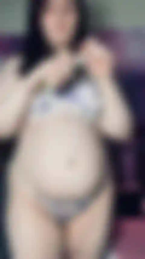 17 Enceinte de quelques semaines, ventre huilé.