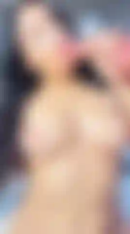 T'imaginant en moi pendant que je regarde tes yeux et que tu embrasses ma bouche... Peau contre peau... Je me sens vraiment coquine et joueuse.