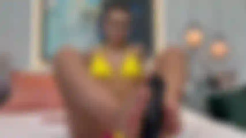 Footjob avec une bite noire.