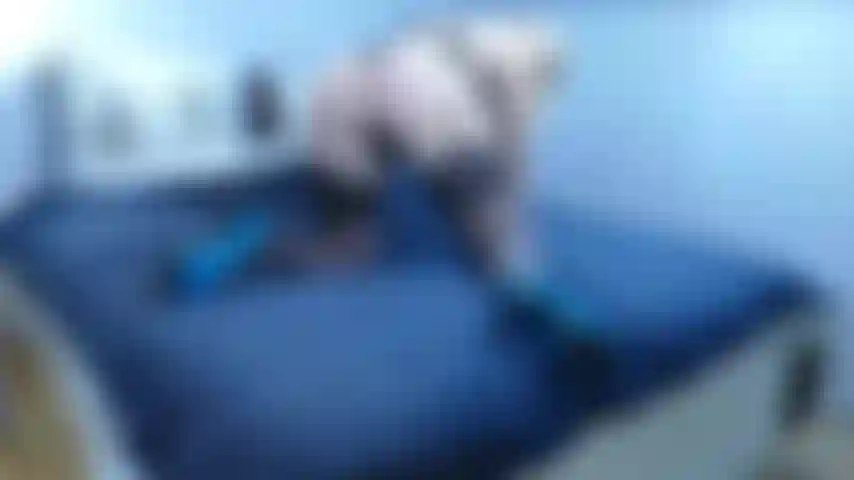 Caresse sensuelle , bas , ensemble sexy et talons.