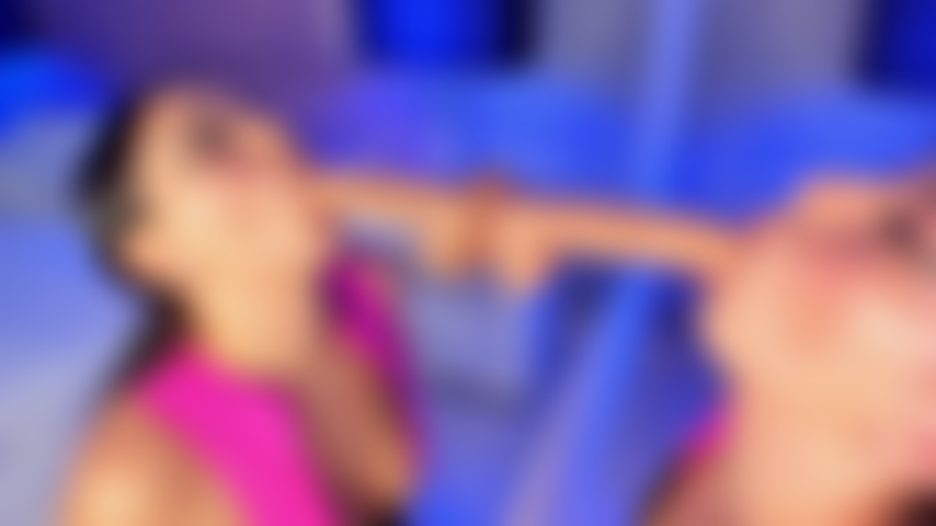 Une gorge profonde désordonnée devant le miroir.