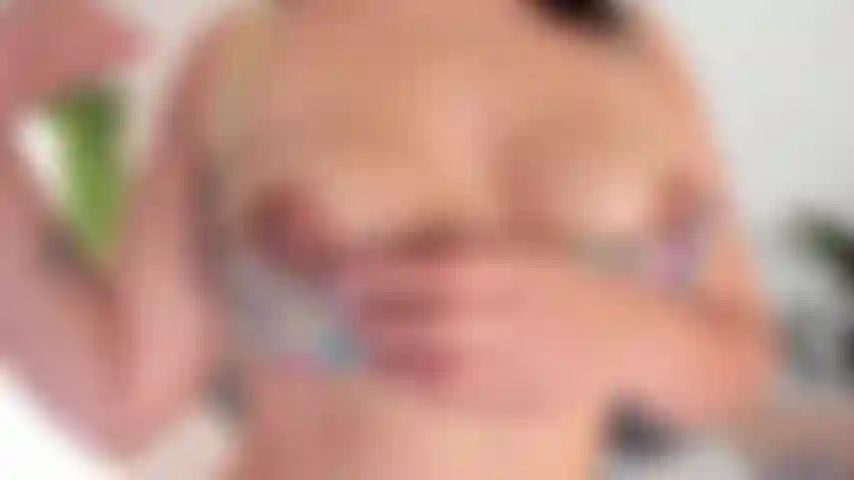 Seins et cul plus proches.