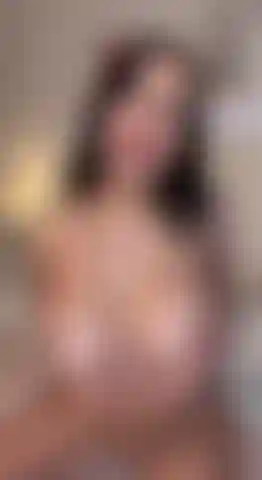 Je monte une bite avec un plug dans le cul.