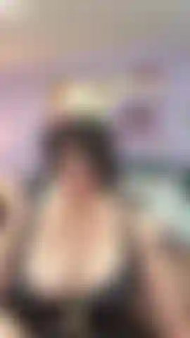 Le jeu sexy et coquin de lola la coquine avec ses seins !