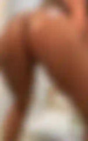 La chatte dehors, les fesses applaudissent au ralenti.