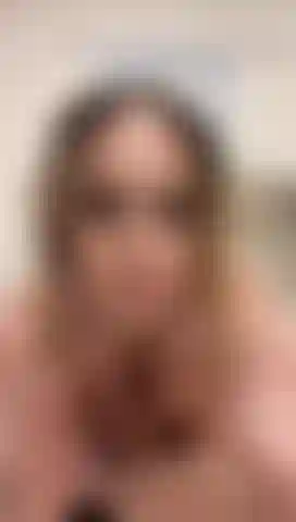 Je taquine et je doigte la chatte