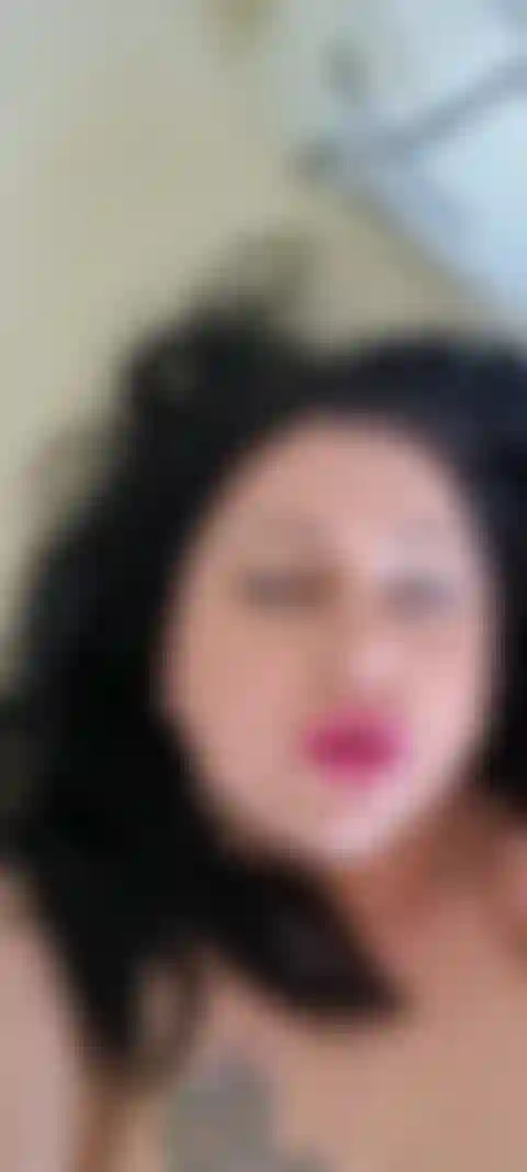 Tenue en résille rouge, chatte percée flash.