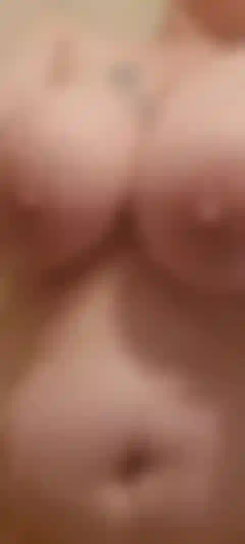 De l'eau qui coule sur les seins et la chatte en gros plan mmm.