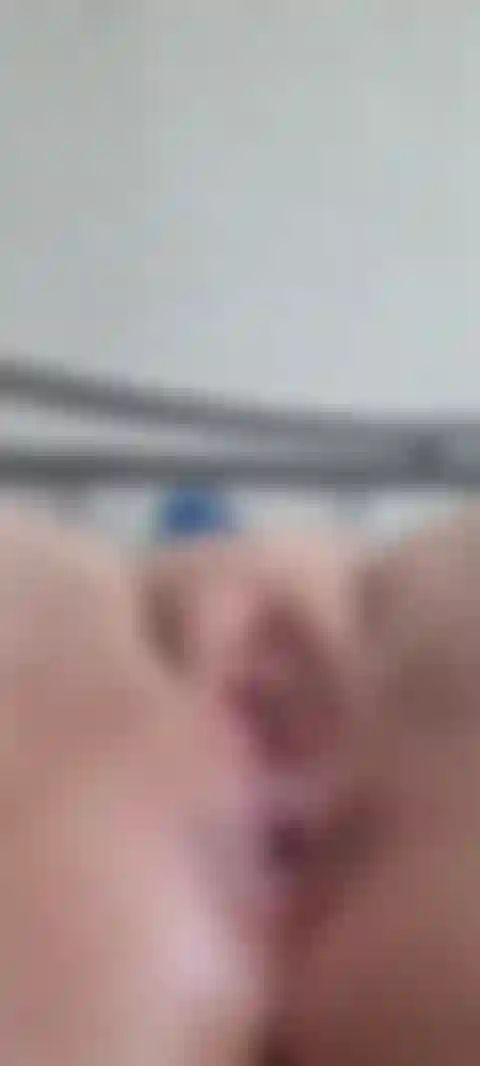 Un trou du cul serré qui se doigte et fait un clin d'œil.