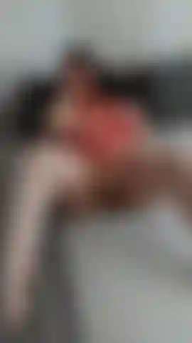 Je suis tellement excitée... Je joue avec ma chatte.