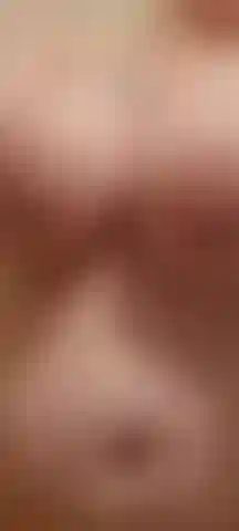 L'eau coule sur ma chatte chaude.