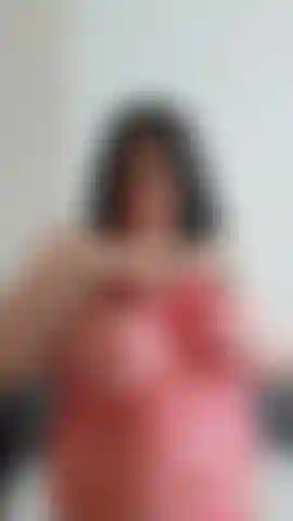 Gros cul chevauchant en robe résille rouge sans culotte.