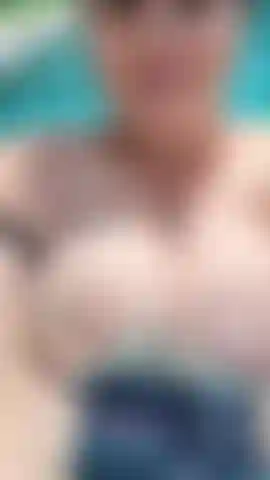 Je joue coquine dans la piscine à l'extérieur.