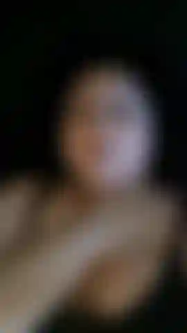 Une chatte topless en chaleur qui taquine.