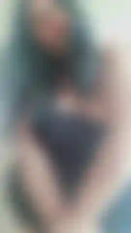 Je joue avec ma chatte debout mmm tellement excitée.